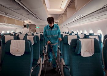 [VNA How] Máy bay Vietnam Airlines được vệ sinh như thế nào?