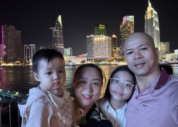 [Tự hào người VNA] Giữ lửa yêu thương giữa “bầu trời thép”: Chuyện đôi vợ chồng 17 năm gắn bó dưới mái nhà Vietnam Airlines