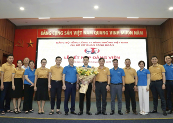 Chi bộ Cơ quan Công đoàn TCT Hàng không Việt Nam long trọng tổ chức Lễ kết nạp Đảng viên mới