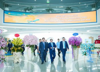 Thủ tướng Chính phủ thăm Vietnam Airlines nhân dịp kỷ niệm 30 năm thành lập