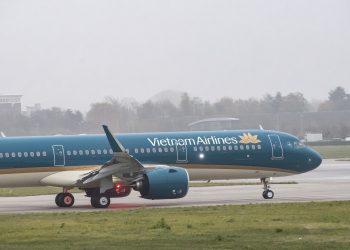 Hàng loạt chuyến bay bị ảnh hưởng do bão số 1 Wutip