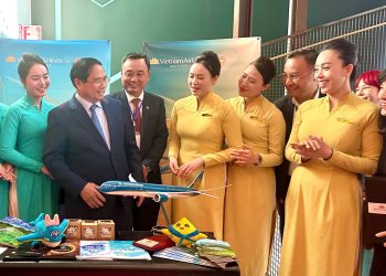 Thủ tướng Phạm Minh Chính thăm gian hàng Vietnam Airlines tại Diễn đàn Doanh nghiệp Việt Nam – Thụy Điển
