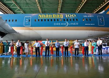 Vietnam Airlines và Báo Nhân Dân tri ân 100 năm báo chí cách mạng bằng biểu tượng trên bầu trời