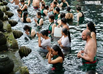 Độc đáo nghi lễ tắm nước thánh thanh lọc tâm hồn ở đền thiêng trên đảo Bali