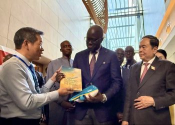 Chủ tịch Quốc hội Việt Nam Trần Thanh Mẫn và Chủ tịch Quốc hội Senegal El Malick Ndiaye thăm gian hàng của Vietnam Airlines
