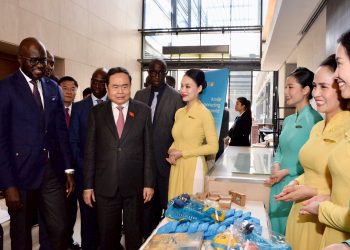 Chủ tịch Quốc hội Việt Nam Trần Thanh Mẫn và Chủ tịch Quốc hội Senegal El Malick Ndiaye thăm gian hàng của Vietnam Airlines