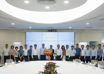 Lãnh đạo TCT trao quyết định nghỉ hưu cho đồng chí Trịnh Ngọc Thành