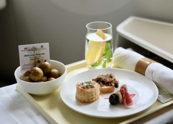 Vietnam Airlines mang đặc sản nhãn lồng Hưng Yên lên chuyến bay