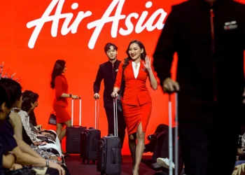 Aviation News 12/8: AirAsia trình diễn đồng phục tiếp viên mới tại Kuala Lumpur Fashion Week