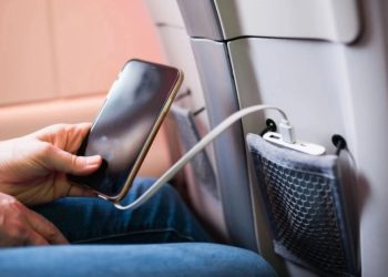 Mang sạc dự phòng lithium đi máy bay: Cấm ký gửi, cấm sử dụng trên cabin