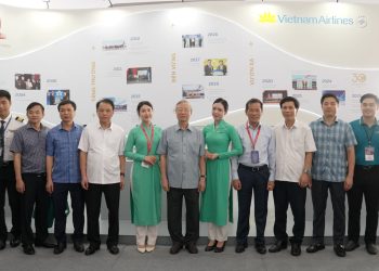 Đồng chí Trần Quốc Vượng thăm gian trưng bày Vietnam Airlines tại triển lãm