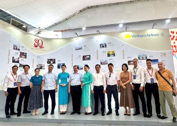 Thứ trưởng Tạ Quang Đông thăm gian trưng bày của Vietnam Airlines tại Triển lãm thành tựu đất nước