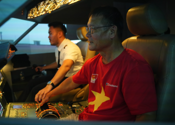 Hàng ngàn khách hàng trải nghiệm làm phi công tại gian hàng Vietnam Airlines trong Triển lãm Thành tựu đất nước