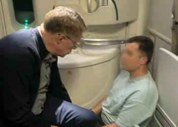 Tiếp viên kể phút khẩn cấp Bộ trưởng Nga cứu khách trên máy bay đến Hà Nội