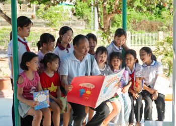 Vietnam Airlines trao tặng hệ thống thư viện và chăn ấm cho học sinh Trường Tiểu học 19-8