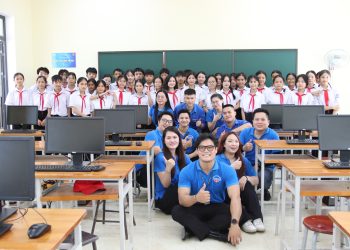 Đoàn thanh niên AITS trao tặng 20 bộ máy tính cho trường THCS Cẩm Dương, Hà Tĩnh