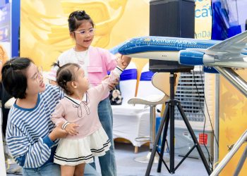 Gian hàng Vietnam Airlines hút khách tham quan tại Hội chợ Mùa thu 2025