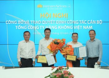 Lãnh đạo TCT trao quyết định nghỉ hưu cho Chủ tịch HĐQT SABRE và Giám đốc VASCO