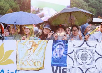 Hàng nghìn khán giả đón bình minh cùng 5AM Concert