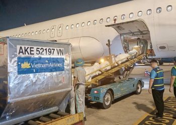 Những kiện hàng nhu yếu phẩm, thuốc men hỗ trợ vùng lũ đầu tiên trên chuyến bay của Vietnam Airlines đã đến Huế