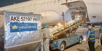 Những kiện hàng nhu yếu phẩm, thuốc men hỗ trợ vùng lũ đầu tiên trên chuyến bay của Vietnam Airlines đã đến Huế