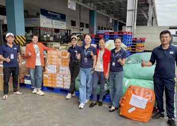 Vietnam Airlines tiếp nhận những tấn hàng hóa hỗ trợ đồng bào vùng mưa lũ miền Trung đầu tiên