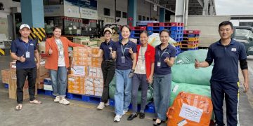 Vietnam Airlines tiếp nhận những tấn hàng hóa hỗ trợ đồng bào vùng mưa lũ miền Trung đầu tiên