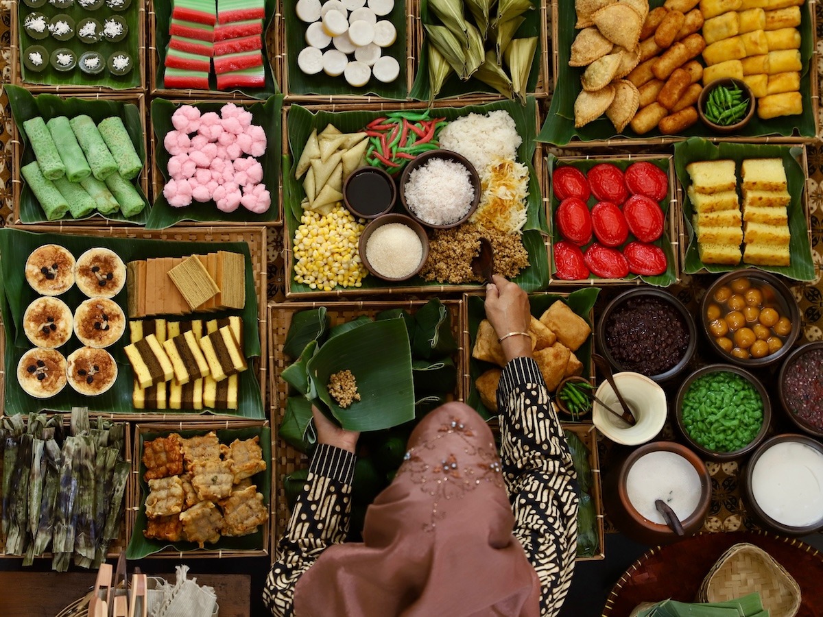 Market,Stall,Of,Traditional,Indonesian,Sweet,And,Savory,Snacks.,Here