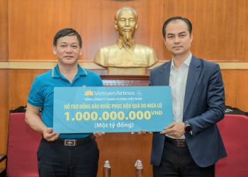 Vietnam Airlines trao 1 tỷ đồng hỗ trợ đồng bào khắc phục hậu quả do mưa lũ