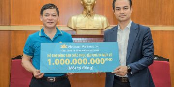 Vietnam Airlines trao 1 tỷ đồng hỗ trợ đồng bào khắc phục hậu quả do mưa lũ