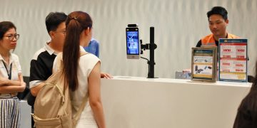 CBNV Vietnam Airlines chủ động làm thủ tục trước chuyến bay bằng xác thực sinh trắc học từ ngày 1/12