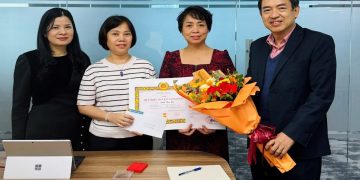 Chi bộ Ban Kiểm toán nội bộ tổ chức Lễ trao tặng Huy hiệu 30 năm tuổi Đảng