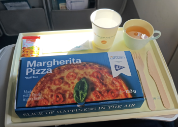 Thưởng thức 2 loại pizza trên chuyến bay Vietnam Airlines | Yêu Máy Bay