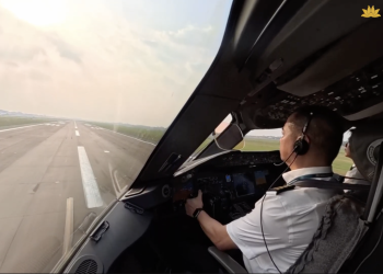 [VNA What] Bên trong buồng lái chuyến bay dân dụng đầu tiên hạ cánh tại sân bay Long Thành