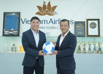 Vietnam Airlines nhận quả bóng với chữ ký của Đội tuyển bóng đá nam U22 Việt Nam sau chiến thắng lịch sử tại SEA Games 33
