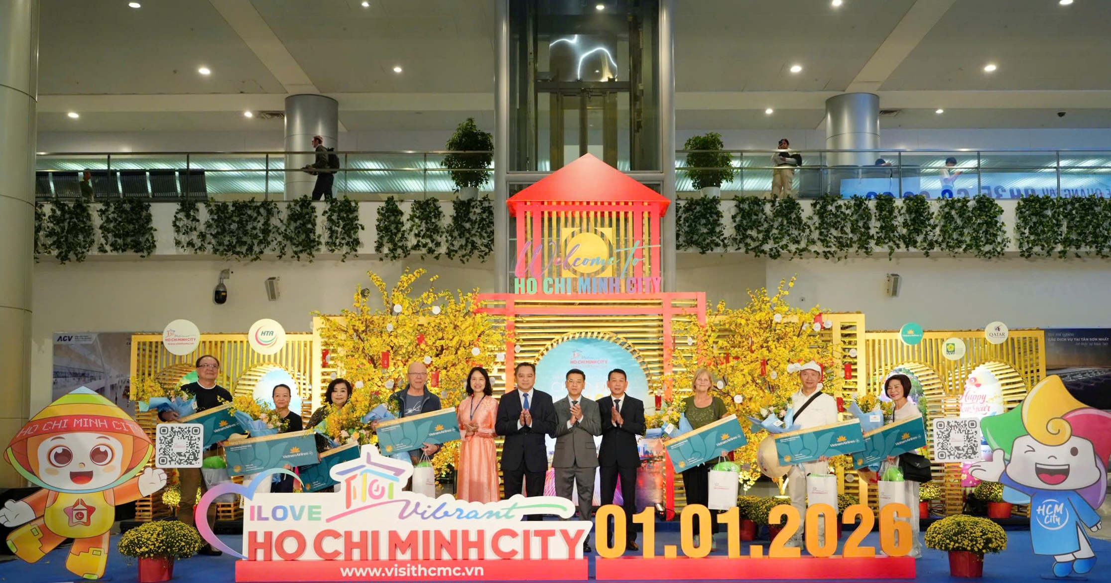 1.3 TP.HCM chào đón những hành khách đầu tiên của năm mới 2026