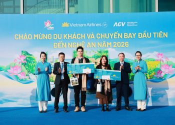 Nghệ An chào đón những du khách đầu tiên năm 2026 trên chuyến bay của Vietnam Airlines