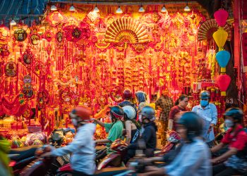 Rộn ràng sắm Tết ở Chợ Lớn