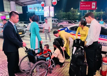 [VnExpress] Tổ bay góp tiền đưa mẹ con người phụ nữ khiếm thị về quê