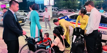 [VnExpress] Tổ bay góp tiền đưa mẹ con người phụ nữ khiếm thị về quê