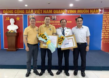 Lễ trao tặng Huy hiệu 40 năm tuổi Đảng cho Đảng viên Đảng bộ Đoàn bay 919