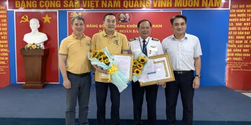 Lễ trao tặng Huy hiệu 40 năm tuổi Đảng cho Đảng viên Đảng bộ Đoàn bay 919