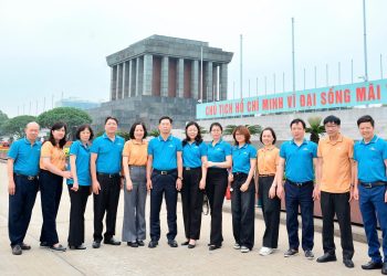 Chi bộ VPĐU và các Cơ quan Tham mưu giúp việc Đảng ủy tổ chức sinh hoạt chuyên đề tại Lăng Chủ tịch Hồ Chí Minh