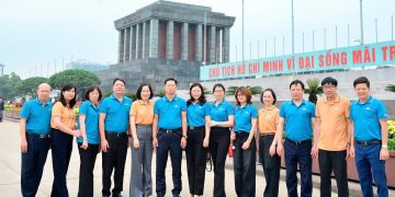 Chi bộ VPĐU và các Cơ quan Tham mưu giúp việc Đảng ủy tổ chức sinh hoạt chuyên đề tại Lăng Chủ tịch Hồ Chí Minh
