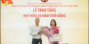 Lễ trao tặng huy hiệu 30 năm tuổi Đảng tại Chi bộ Trung tâm Đào tạo VIAGS