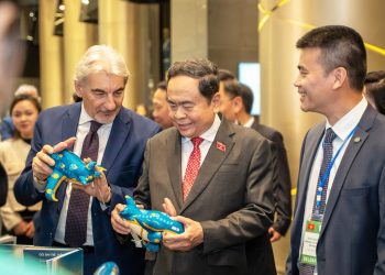 Chủ tịch Quốc hội Trần Thanh Mẫn và Quốc vụ khanh vùng Lombardy thăm gian hàng Vietnam Airlines tại Tọa đàm chính sách thúc đẩy hợp tác Việt Nam – Italia