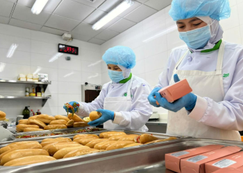 [Cuộc thi VHDN] Phía sau một chuyến bay đúng giờ – Trương Thị Hằng – Cao Thị Cẩm Vân – Nguyễn Thị Thanh Hương – NCS