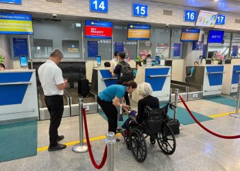 Vietnam Airlines hỗ trợ hành khách Bắc Âu trở về an toàn sau sự cố y tế tại Đà Nẵng