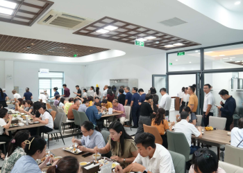 [Hôm nay ăn gì]: Chân giò hầm củ sen “chiếm spotlight” tại Sky Lounge