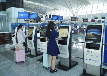 Vietnam Airlines thử nghiệm hệ thống làm thủ tục và gửi hành lý tự động cho chuyến bay quốc tế tại Nội Bài